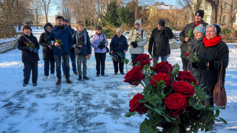 Gedenken am Denkmal gegen Faschismus und Militarismus im Puschkinpark