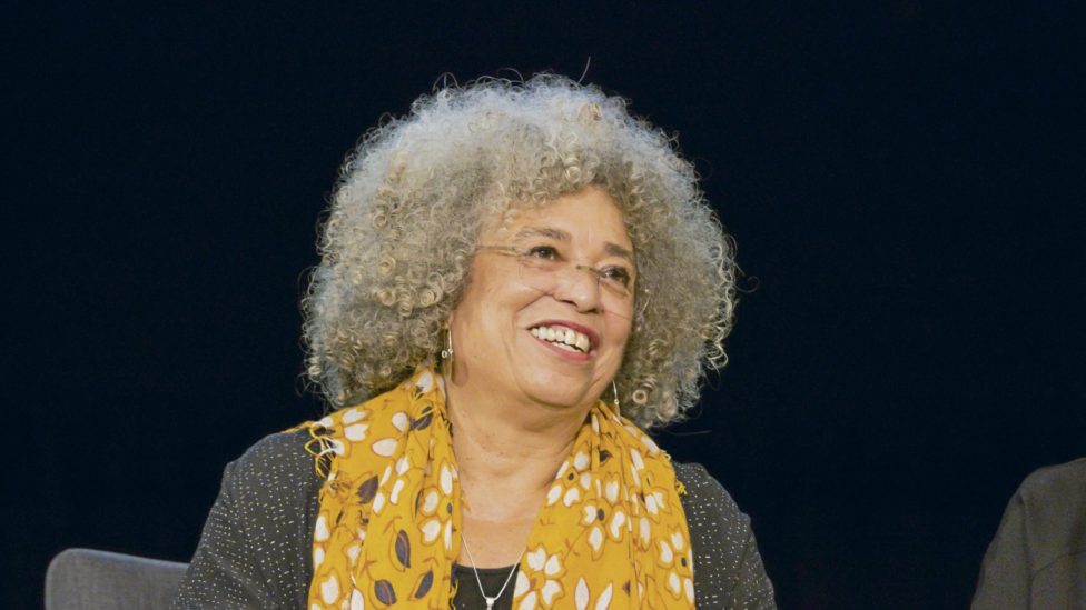 Angela Davis in einer Diskussionsrunde an der Brandeis University, Massachusetts