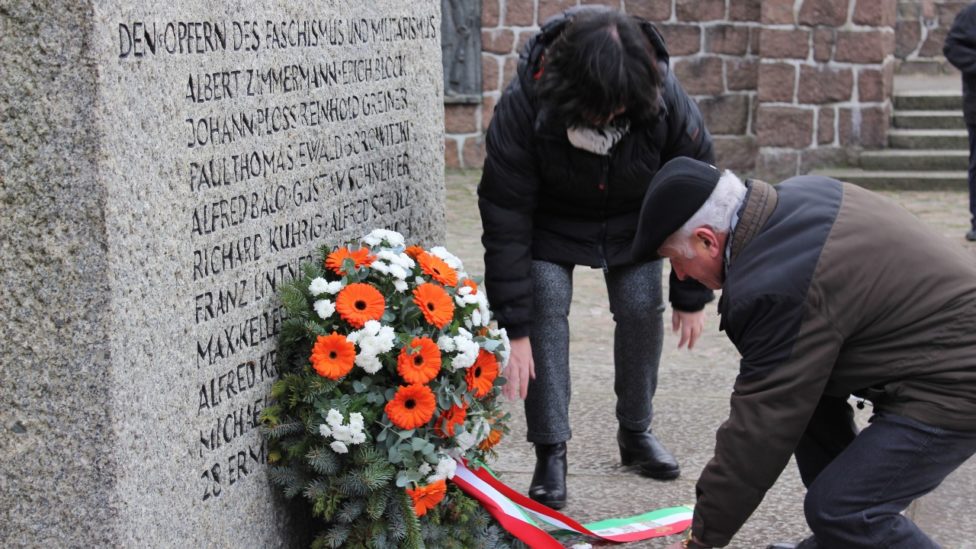 ein Kranz wird am Denkmal niedergelegt