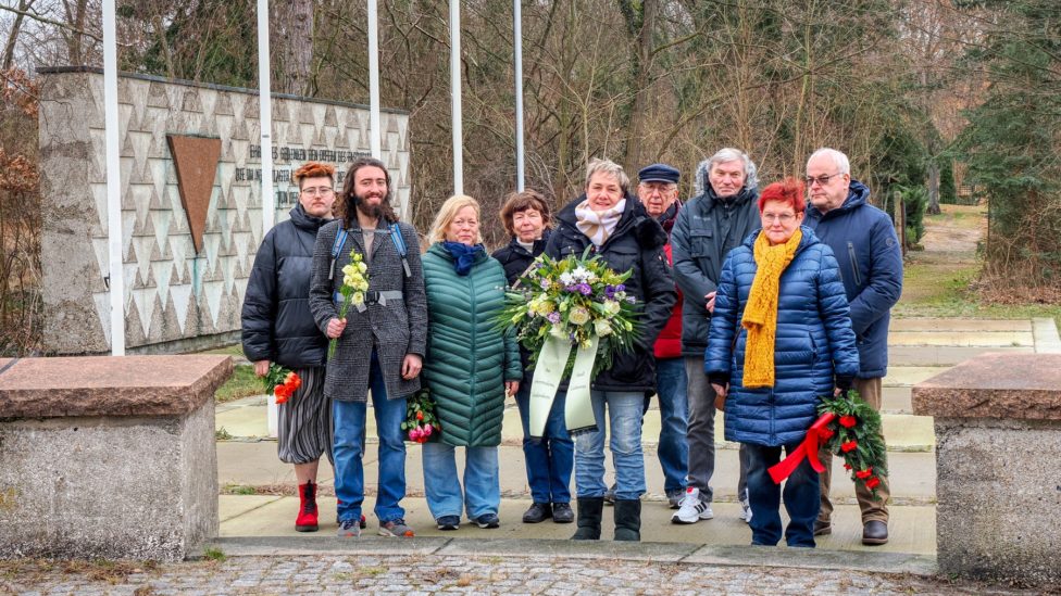 Die Teilnehmer am Gedenken vor dem Rondell mit der symbolischen Urne