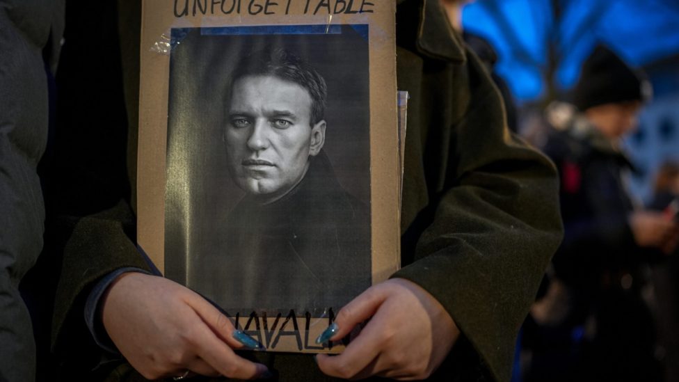 In den Händen eines Demonstranten ein Porträt von Nawalny