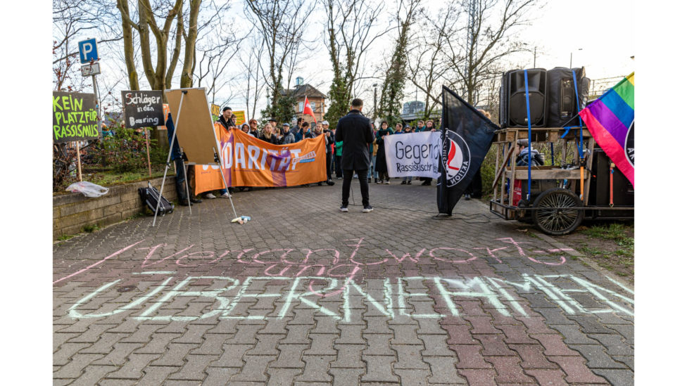 Demonstrant*innen fordern das Schlamt in Cottbus auf, Verantwortung zu übernehmen.