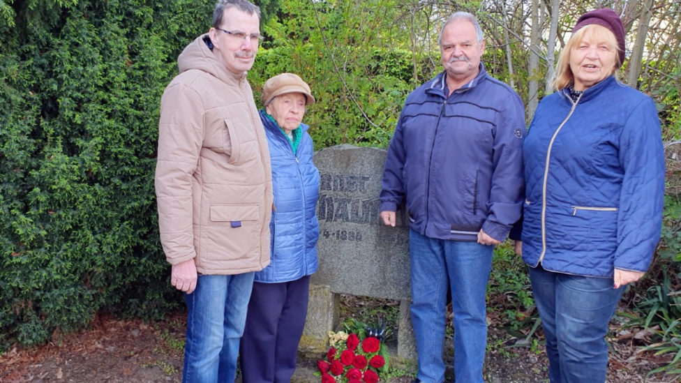 Spremberger Genossen am Ernst-Thälmann-Denkmal