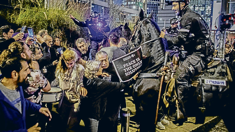 x0x, Israels, Krieg, Protestieren, israelische, Pferd, montiert, Polizei, Offiziere, reiten, an, einer, Menschenmenge, des, während, Demonstrations, Samstag, 24Ä, Tausende, protestierten, am, gegen, parime, Ministers, Netanjahu, und, seinem, Regierung, rufend, der, reichen, befassen, Freilassung, Geiseln, hielt, indem, Rufen, für, frühen, Wahlen, folgenden, okt, Angriff, Foto, 2024, quer, Konflikt, Conflict, Südisrael, Southern, Palästinensische, Palestinian, Militanats, Soldaten, Soldiers, KIdnaped, Armee, Army, IDF, verschleppt, abducted, OCT, Massacre, Hostages, Zivilisten, Civilians, Rocket, attack, Unterschlupf, Shelter, Family, Gefangene, Israel Hamas War Protest Israeli horse mounted police officers ride in to a crowd of protestors during a demonstration in Tel Aviv Saturday Feb 24 2024. Thousands of Israelis protested in Tel Aviv, on Saturday, against Israeli Prime Minister Benjamin Netanyahu and his government, calling on the government to reach a deal to release the hostages held by Hamas in Gaza and to call for early elections following the Oct 7 Hamas attack. Photo by Eyal Warshavsky. Tel Aviv Israel Copyright: xEyalxWarshavskyx