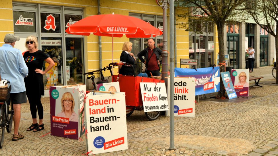 Foto: Direktkandidatin LTW 2024 Brandenburg, Elke Franke, im Gespräch mit Spremberger Bürgern