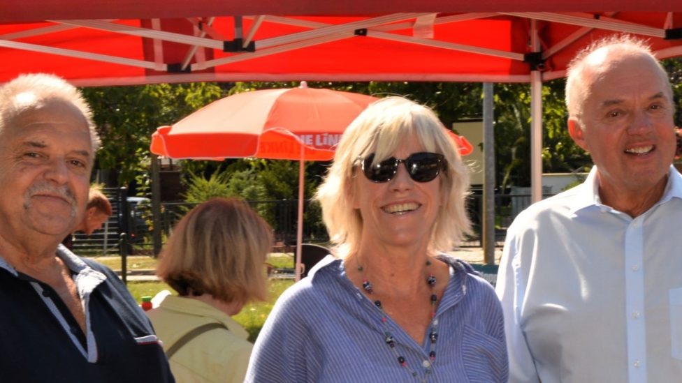Elke Franke, Direktkandidatin, Die Linke, WK42, in der Mitte des Bildes, Peter Ehrentreich, Die Linke Lausitz, links im Bild und Bürgermeister Herr Perko, Neuhausen rechts im Bild stellen sich für ein Foto.