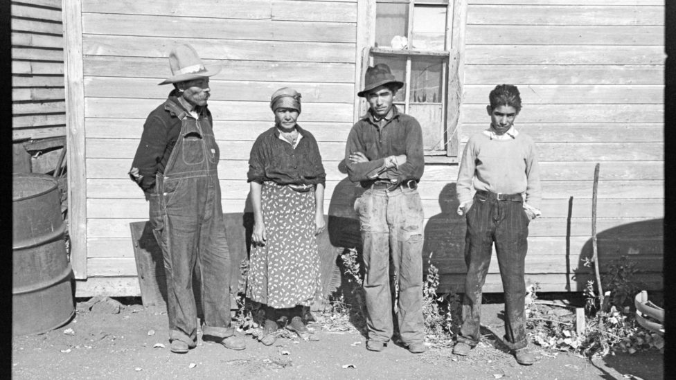Viele Mexikaner*innen arbeiteten im frühen 20. Jahrhundert jenseits der Grenze in den USA – und erfuhren oft Anfeindungen und Rassismus.