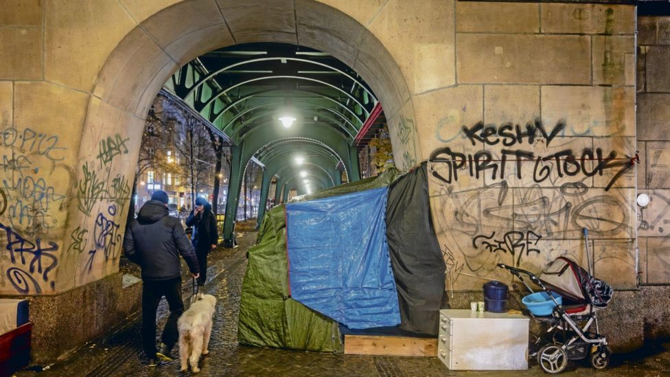 Blick in eine Unterführung mit Obdachlosennachtlager