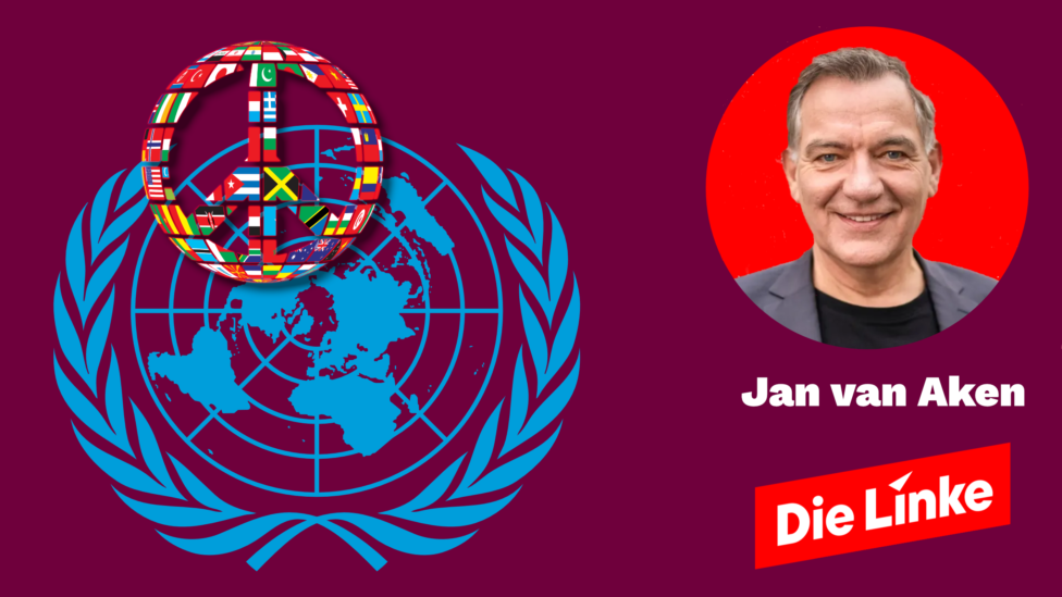 Jan van Aken - Die Linke mit den Symbolen der Kriegsgegner und der UNO