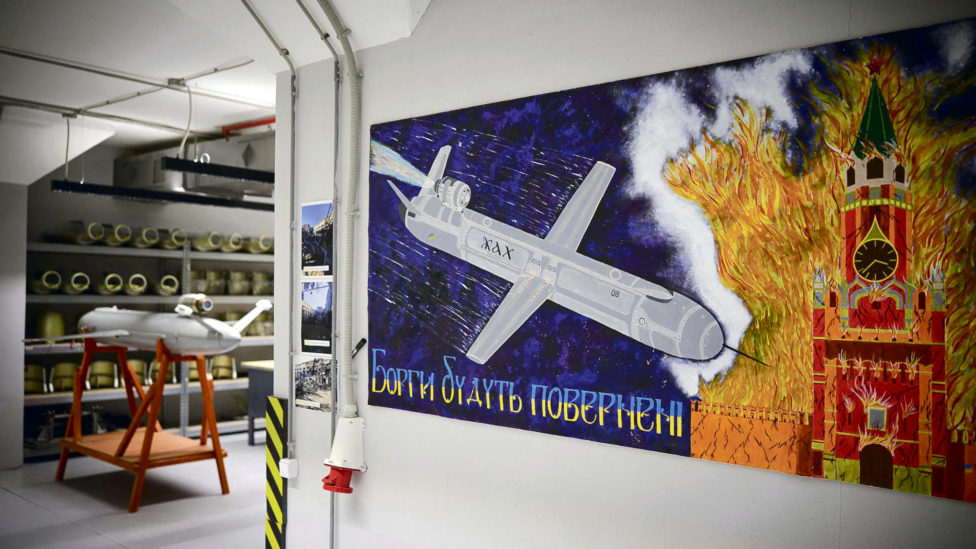 »Schulden müssen beglichen werden« – ein ukrainisches Plakat zeigt den Einschlag einer Drohne in den Moskauer Kreml.