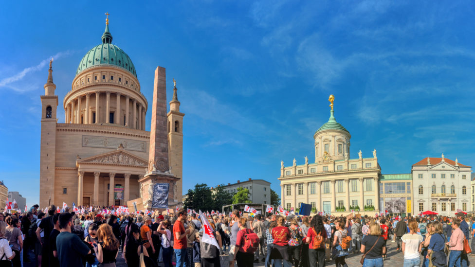 Potsdam - Alter Markt. Tausende Lehrkräfte fürllen den Platz und protestieren gegen die Pläne der Landesregierung