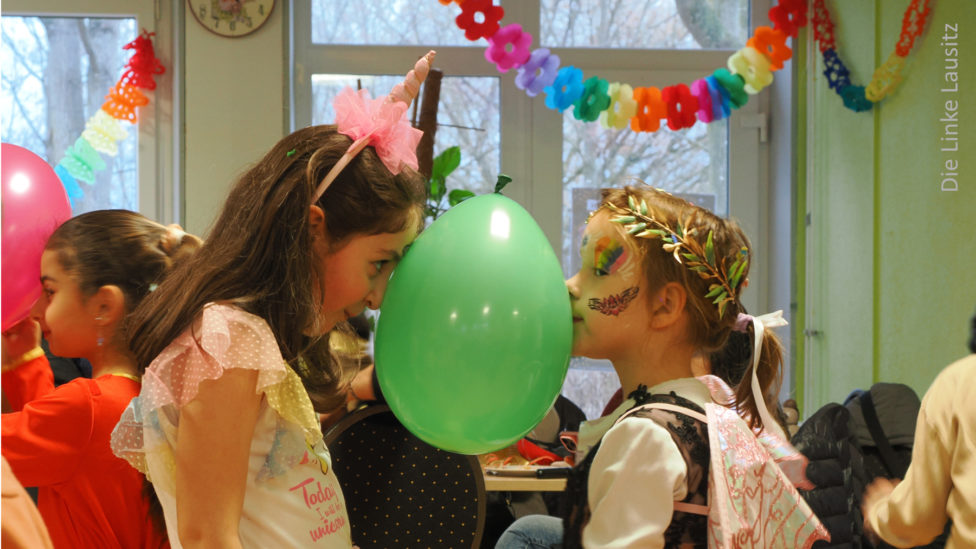 Luftballontanz zum Kinderfest