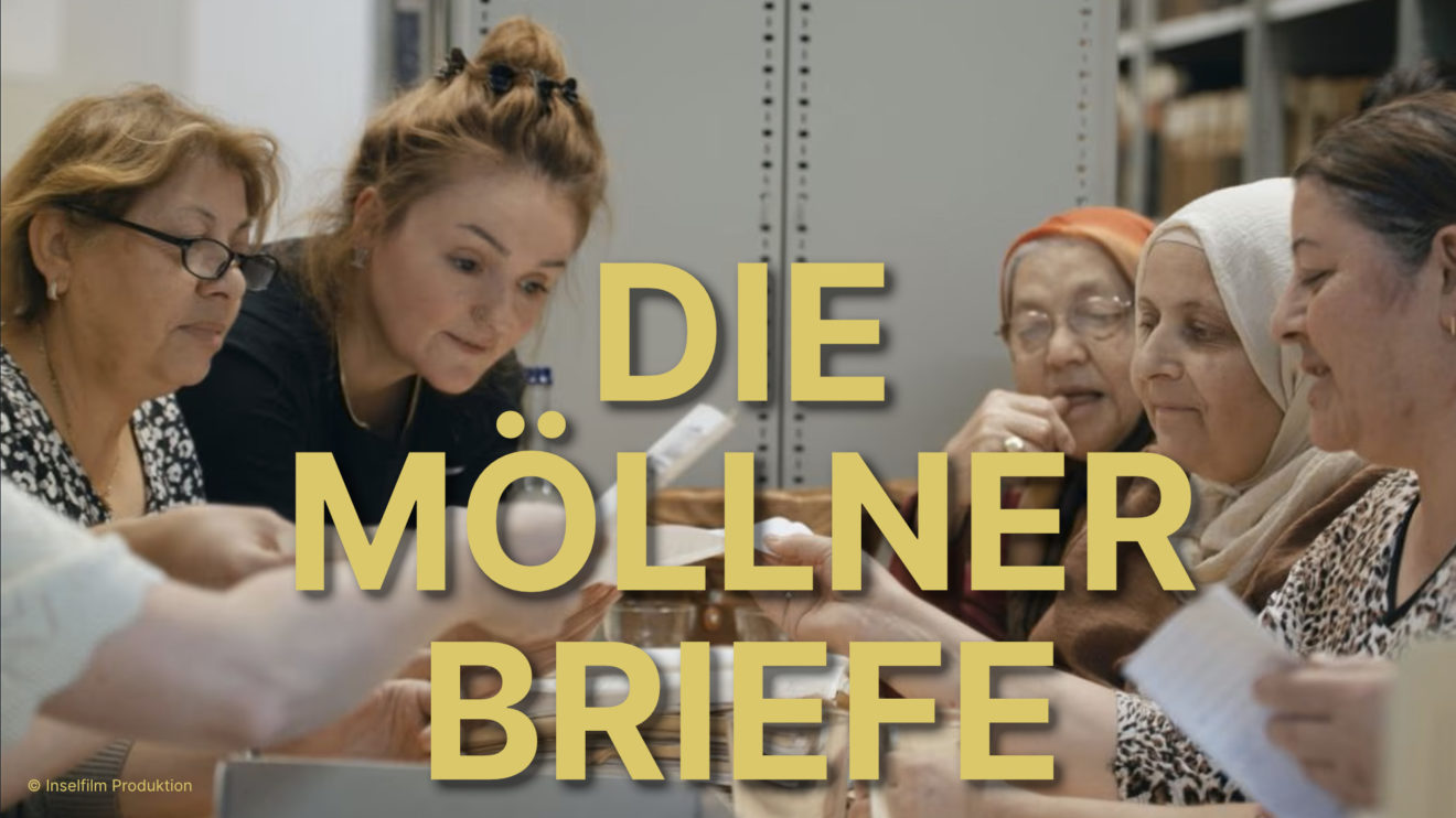 Foto mit Frauen beim Lesen von Briefen "Die Möllner Briefe"