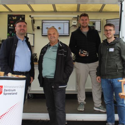 Bei Kaffee und Kuchen: „Wissenschaft - und ich?!” bringt Bürgerinnen und Bürger mit Forschenden ins Gespräch 23.07.2026 | 09:00 - 15:00 Uhr | Auf dem Wochenmarkt in Spremberg/Grodk. Mitreden ist erwünscht: Bei „Wissenschaft - und ich?!“ luden Forschende der Hochschulen in Brandenburg zum Dialog ein. Foto: Peter Ehrentreich, zweiter von Links, im Gespräch mit den Standbetreuern.