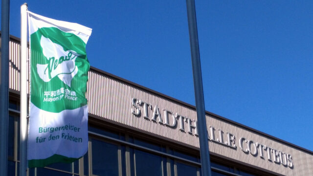 Die Flagger der "Mayors for Peace" weht vor der stadthalle Cotbus