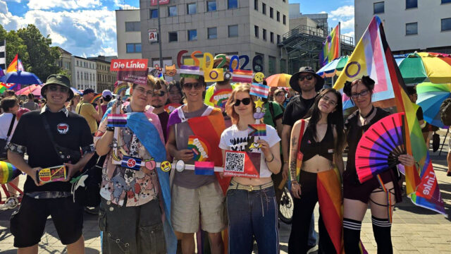 Menschen im CSD-Bilderrahmen der Linken lausitz