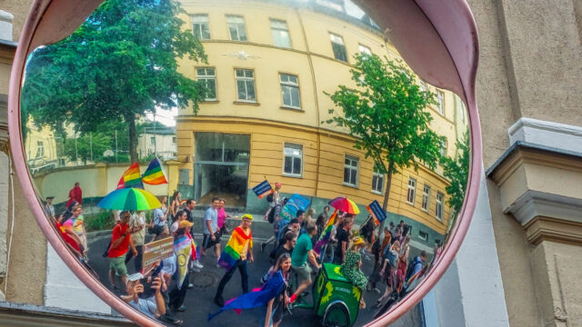 Demonstrationszug in einem Verkehrsspiegel