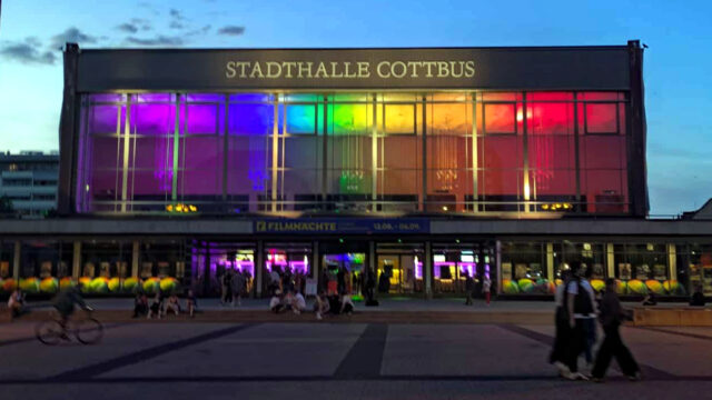 Regenbogenfarben in der Stadthalle