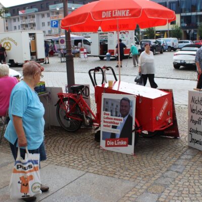 Infostand "Frieden auf der Welt", Die Linke Spremberg am Spremberger Marktplatz.
