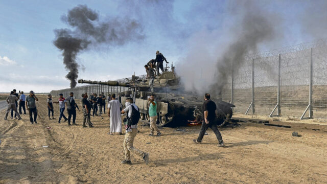 Die Operation der Hamas vom 7. Oktober umfasste nicht nur militärische Ziele, sondern auch die Absicht, Zivilisten gezielt anzugreifen und zu töten. Deshalb habe auch der 7. Oktober genozidalen Charakter, erklärt Martin Shaw.