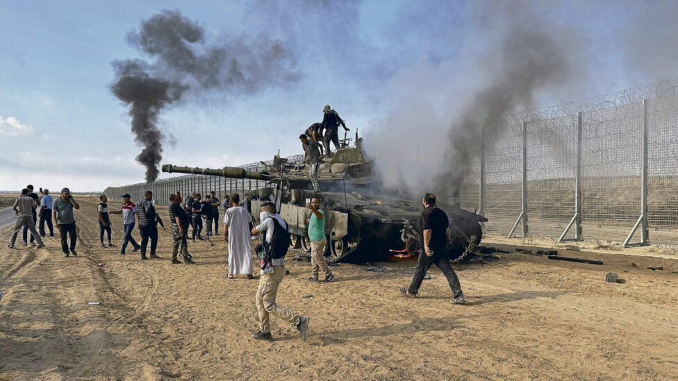 Die Operation der Hamas vom 7. Oktober umfasste nicht nur militärische Ziele, sondern auch die Absicht, Zivilisten gezielt anzugreifen und zu töten. Deshalb habe auch der 7. Oktober genozidalen Charakter, erklärt Martin Shaw.