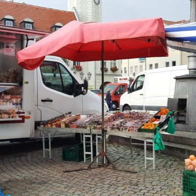 24.09.2026 auf dem Spremberger Wochenmarkt unweit unseres Infostandes. Frisches Obst und Gemüse und andere Lebensmittel laden zum Einkauf ein.